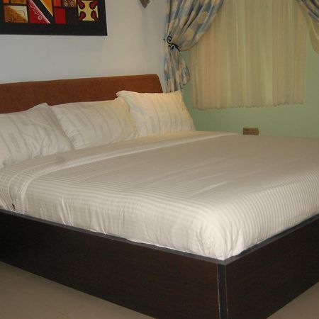 Ben Auto Hotel Лагос Екстериор снимка