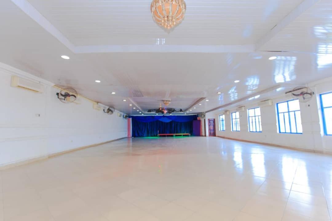 Ben Auto Hotel Лагос Екстериор снимка