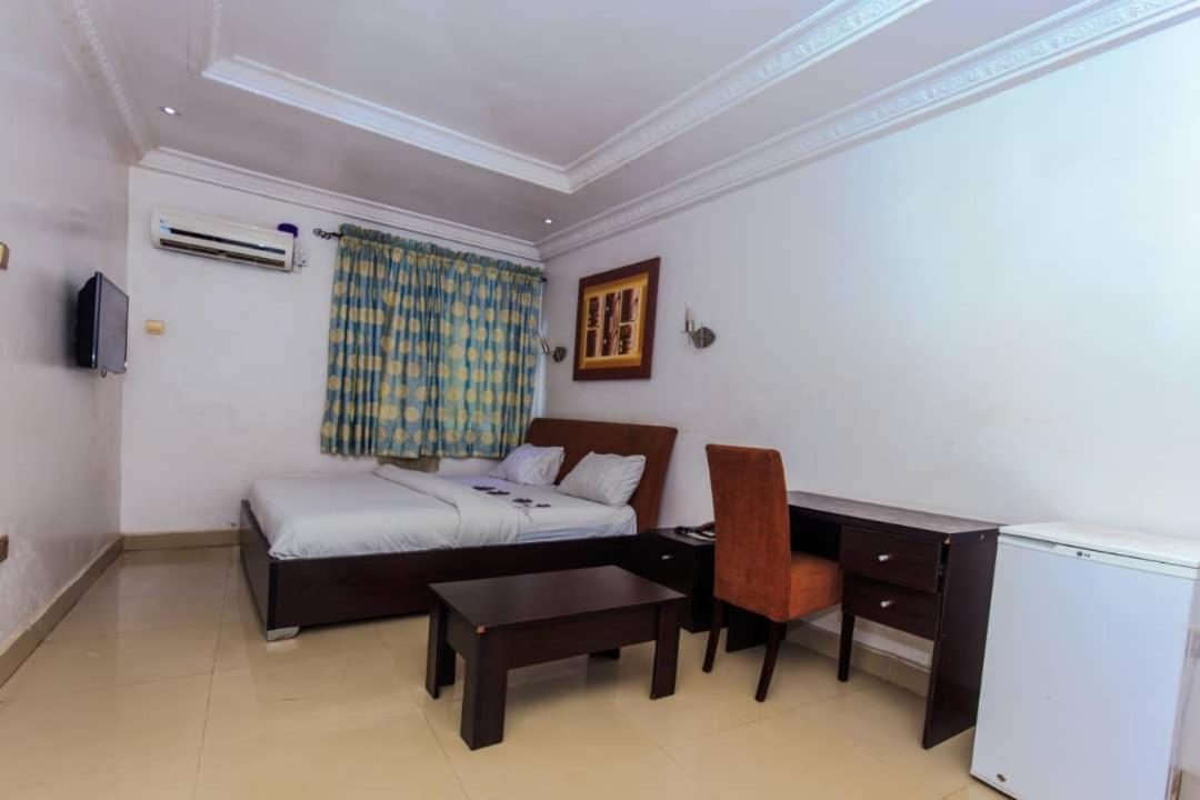 Ben Auto Hotel Лагос Екстериор снимка