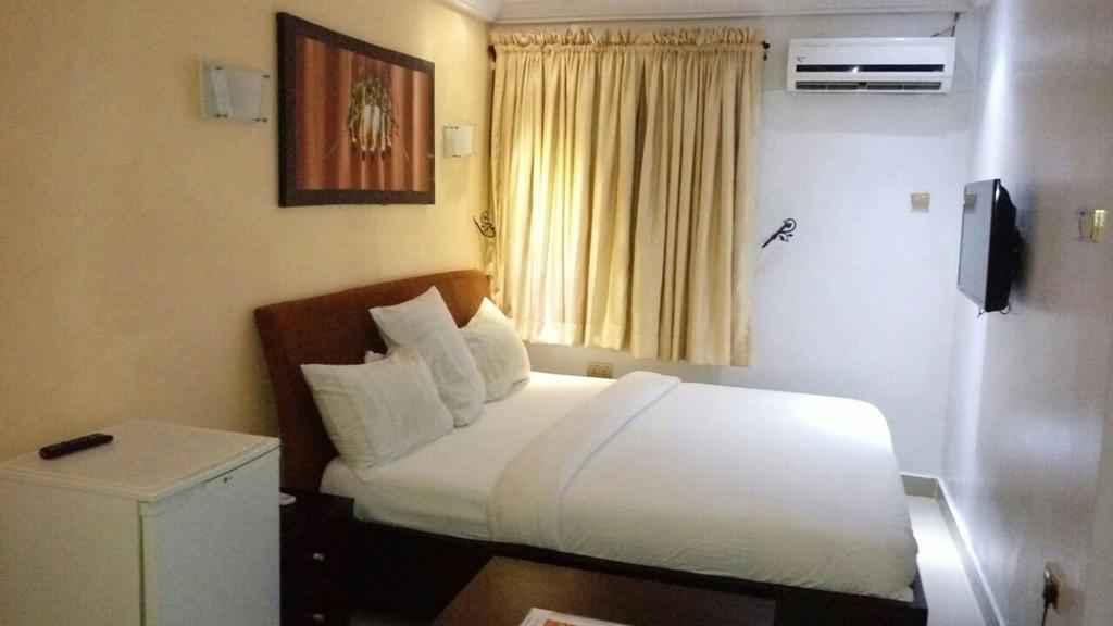 Ben Auto Hotel Лагос Екстериор снимка
