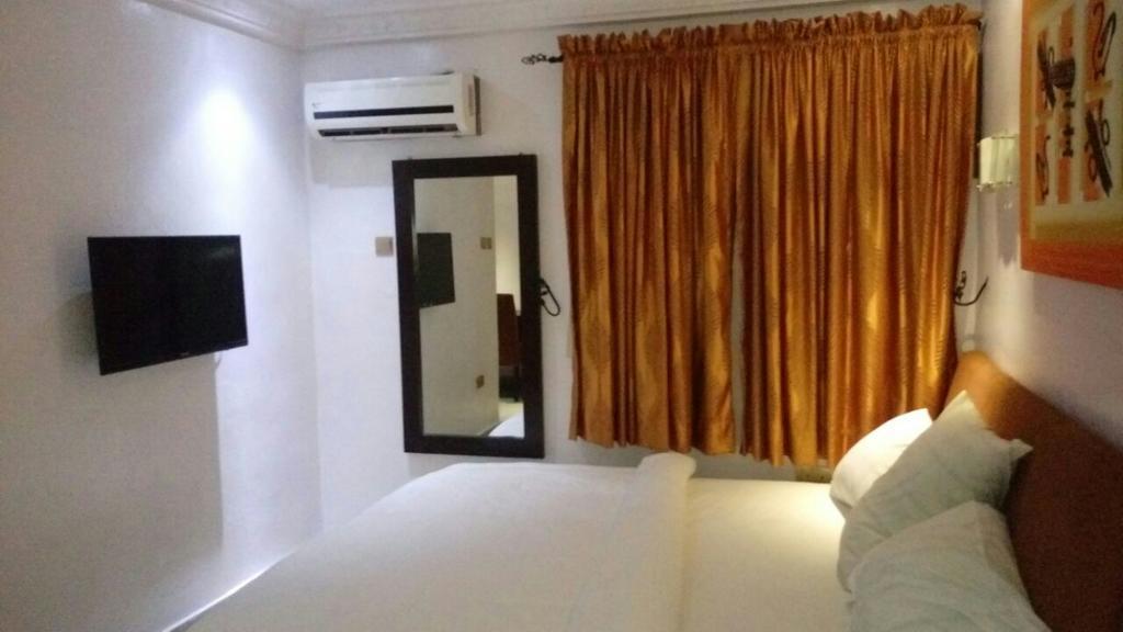 Ben Auto Hotel Лагос Екстериор снимка