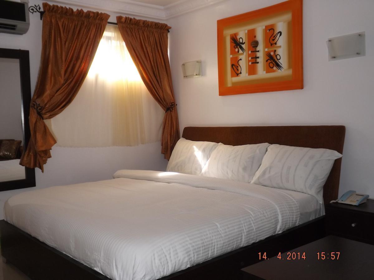 Ben Auto Hotel Лагос Стая снимка