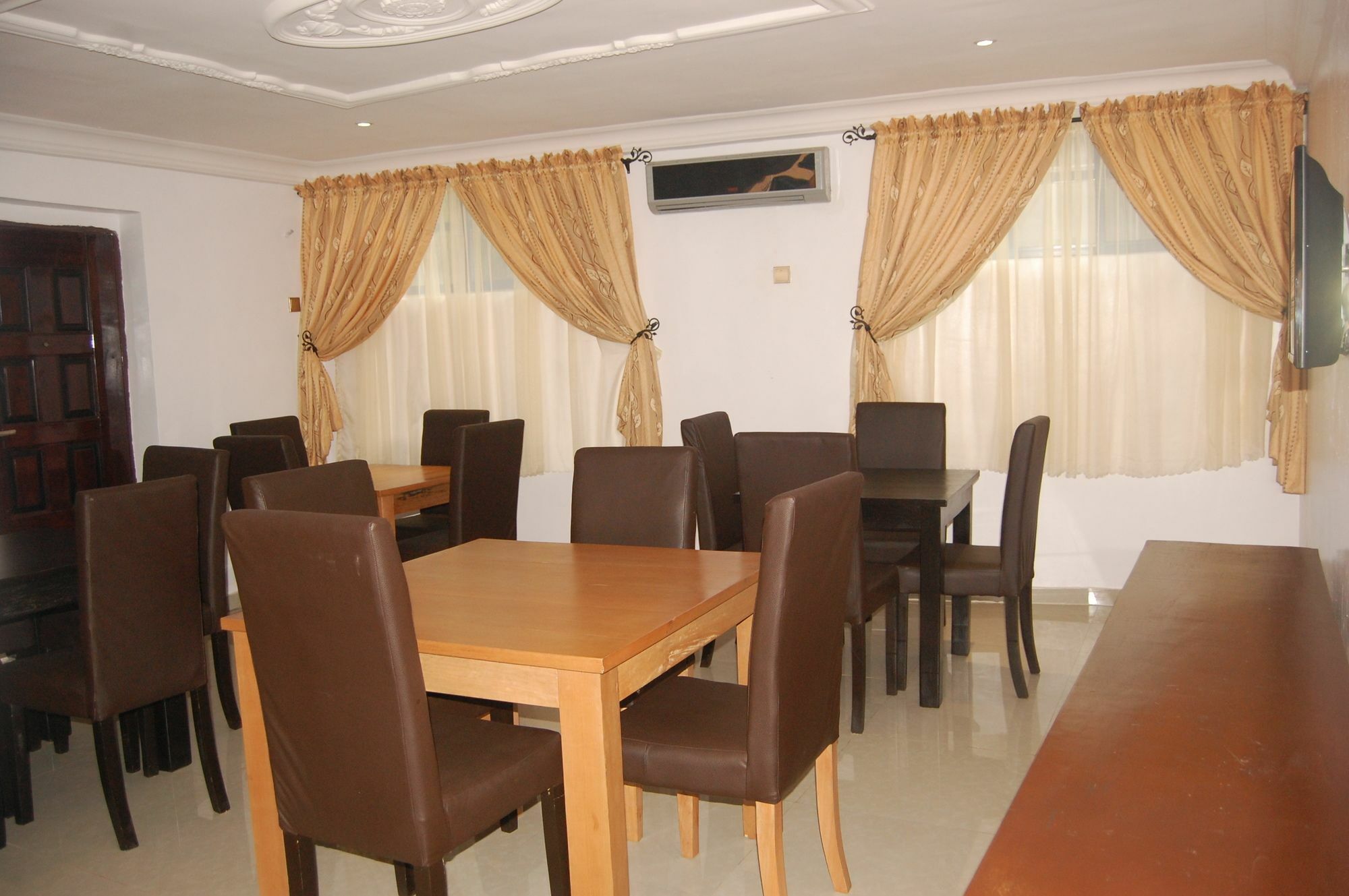 Ben Auto Hotel Лагос Екстериор снимка