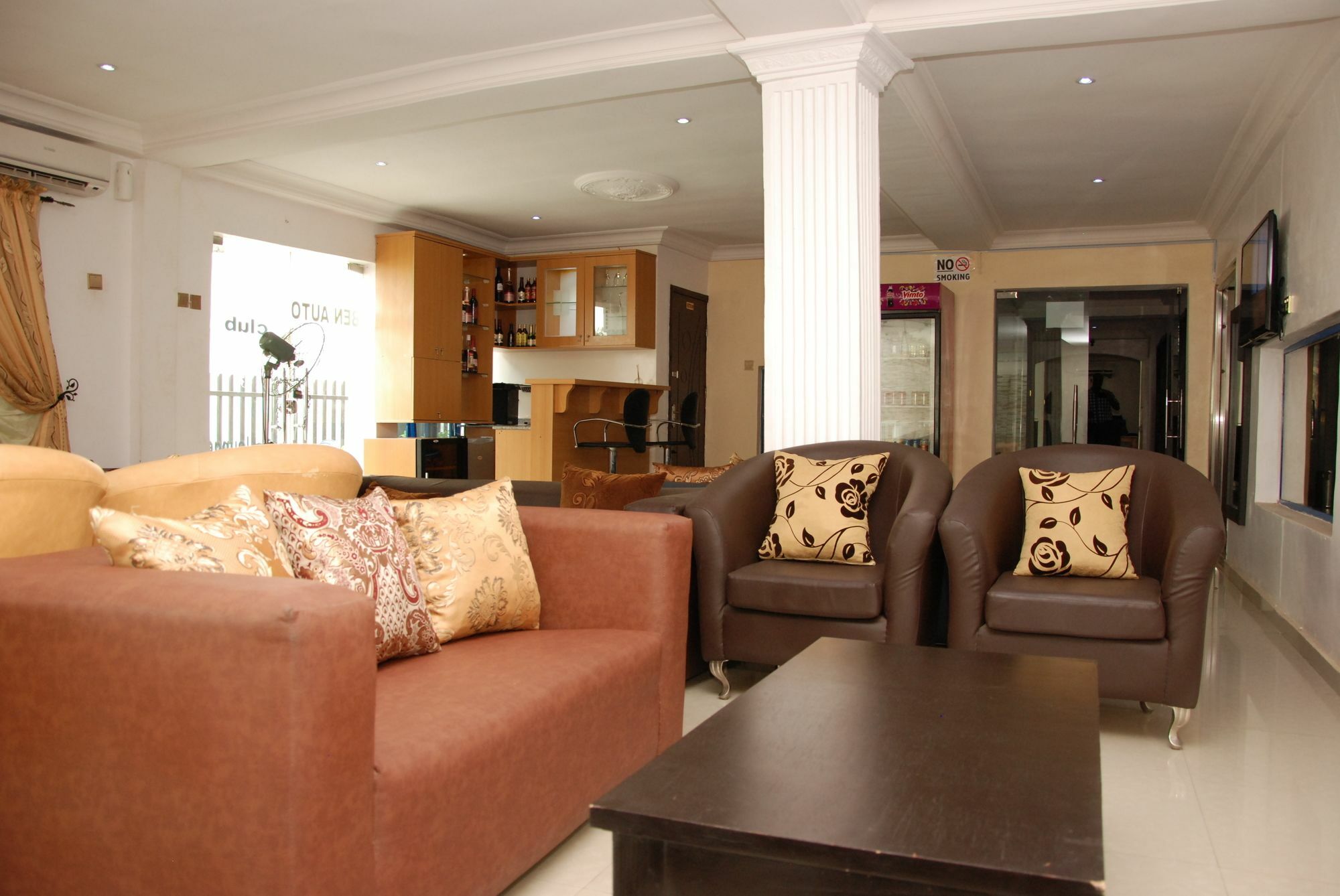 Ben Auto Hotel Лагос Екстериор снимка